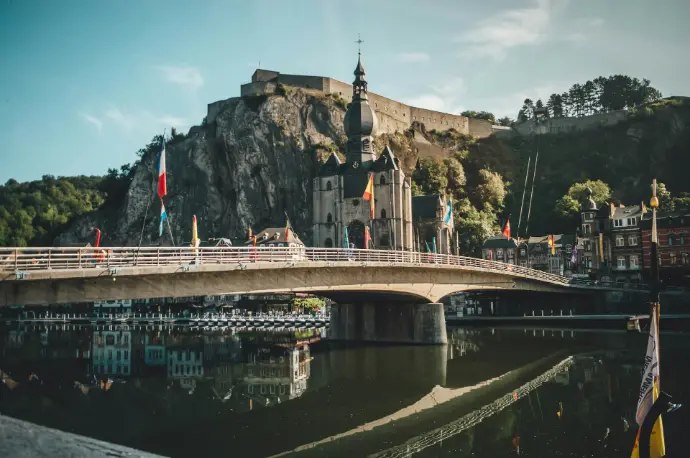 Dinant, sa citadelle, sa colléigiale, le pont et la meuse, rive gauche
