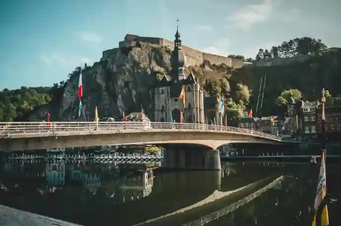 La collégiale de Dinant avec la citadelle en fond et le pont en premier-plan