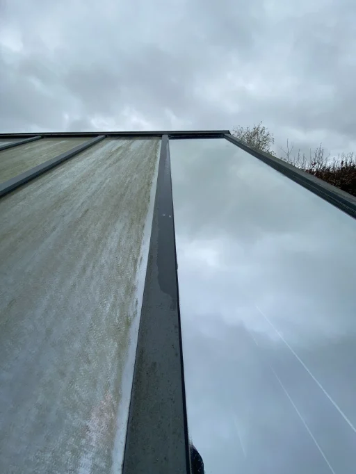Avant-après d'une vitre de véranda recouverte de mousse verte