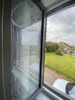 Vitre recouverte de mousse de savon