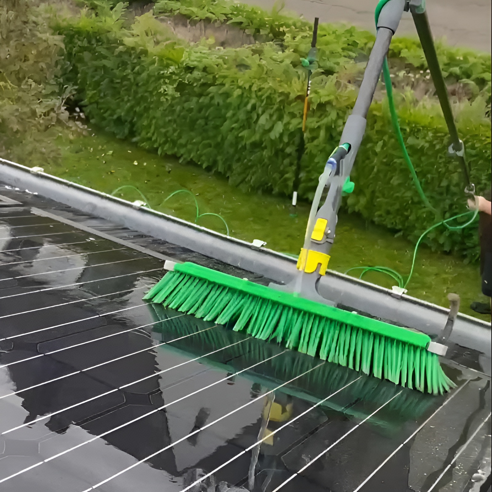 Nettoyage d'un panneau solaire à l'eau pure