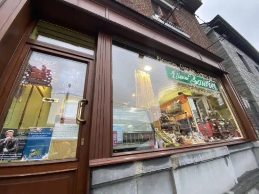 Vitrine sans traces d'un commerce