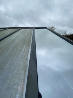 Avant-après d'une vitre de véranda recouverte de mousse verte